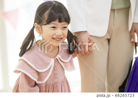 園児 幼稚園児 ママ 66265723