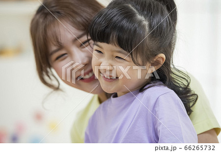 少女 幼稚園児 ママ 66265732