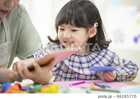 少女 幼稚園 アート 66265770