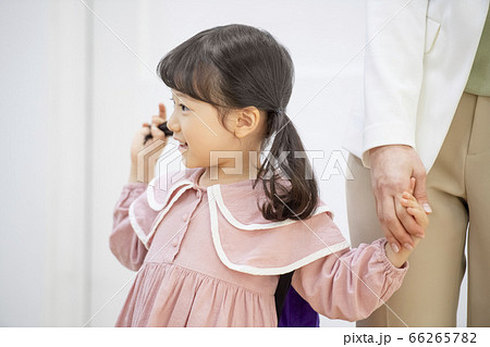 児童 幼稚園児 ママ 66265782