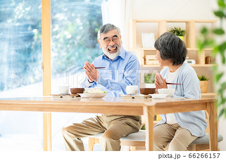 シニア 食事をするシニア夫婦 おばあちゃん 66266157