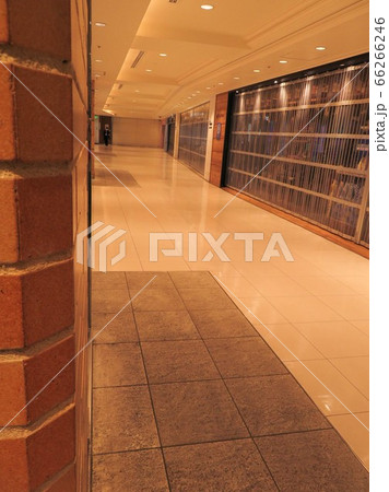 シャッターの閉まったショッピングモール 66266246