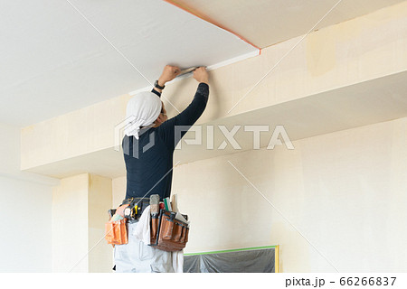 内装工事する職人 66266837