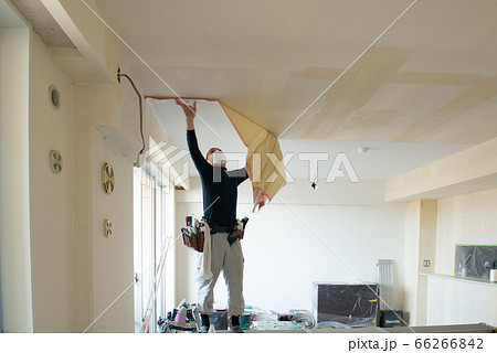 内装工事する職人 66266842