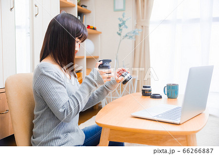 カメラのレンズを交換する女性　コピースペース　 66266887