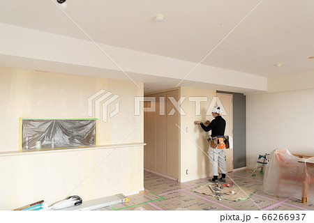 内装工事する職人 66266937