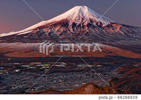 杓子山から見る朝焼けの富士山と忍野の町並み 66266939