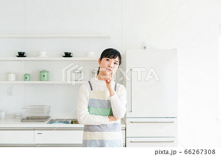 悩む主婦［キッチン］ 66267308