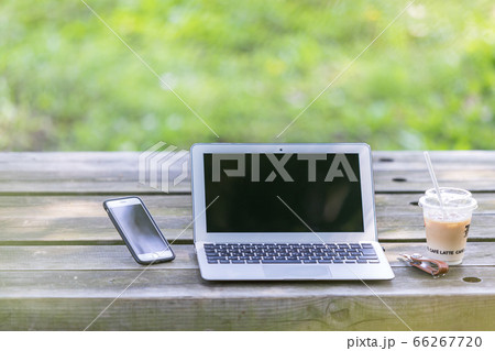 公園でテレワーク 66267720