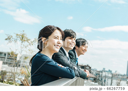 ビジネスチームと青空 66267759