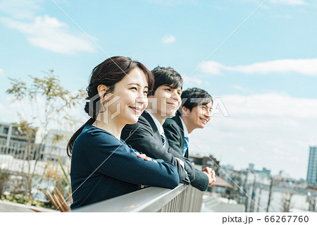 ビジネスチームと青空 66267760