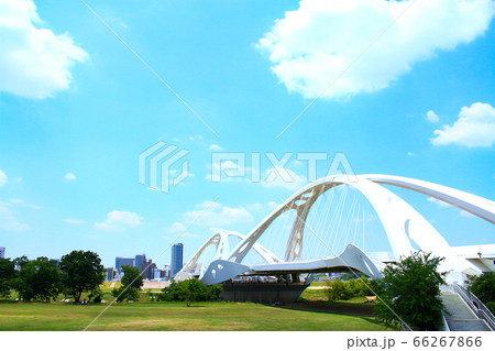 新緑の矢作川に架かる豊田大橋の風景 66267866