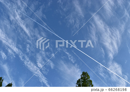 空に延びる飛行機雲 空に延びる飛行機雲 66268198