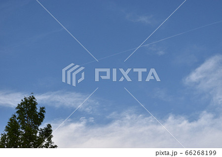 空に延びる飛行機雲 空に延びる飛行機雲 66268199