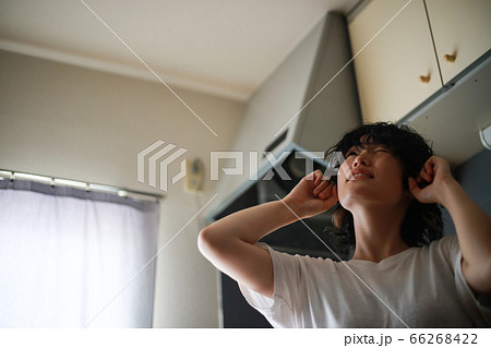 上の階の騒音に悩む女性 66268422