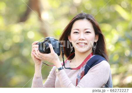 写真を撮る女性 66272227