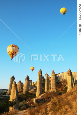 トルコ・カッパドキア愛の谷の気球 hot air baloon Cappadocia Turkey トルコ・カッパドキア愛の谷の気球 hot air baloon Cappadocia Turkey 66272428