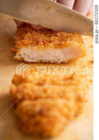 ロースカツをカットする ロースカツをカットする 66272509