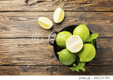 Fresh green limes 66272765