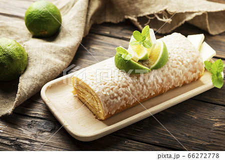 Cake roll with lime and white chocolate Cake roll with lime and white chocolate 66272778