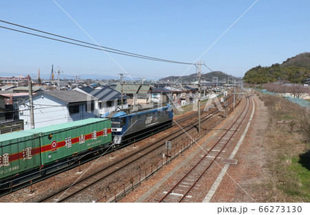 彦根駅付近を走る上り貨物列車 彦根駅付近を走る上り貨物列車 66273130