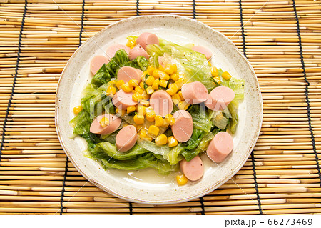 コーンとレタスと魚肉ソーセージの炒め物。 コーンとレタスと魚肉ソーセージの炒め物。 66273469