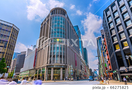 日本の東京都市景観　三越や「日本橋北詰」の交差点などを望む 66275825