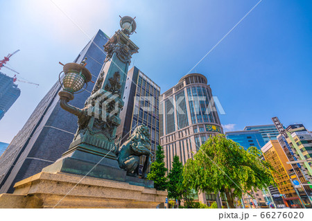 日本の東京都市景観　三越や「日本橋北詰」の交差点などを望む 66276020