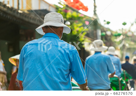 ベトナム ホイアンの街を走るシクロ 66276570