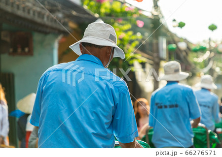 ベトナム ホイアンの街を走るシクロ 66276571