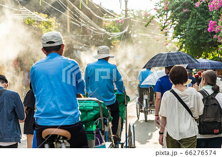 ベトナムホイアンの街に噴射されるミストとシクロ 66276574