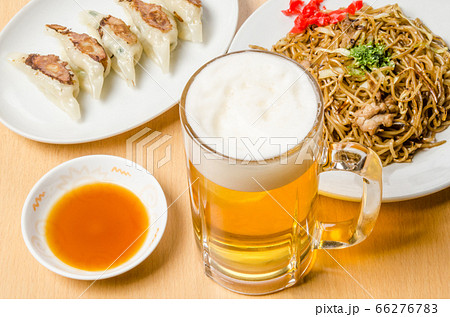 生ビールと餃子 ソース焼きそばの写真素材