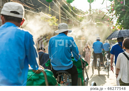 ベトナムホイアンの街に噴射されるミストとシクロ 66277548