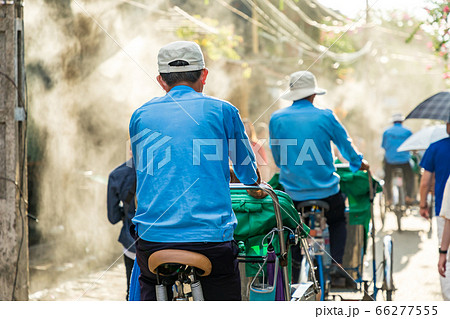 ベトナムホイアンの街に噴射されるミストとシクロ 66277555