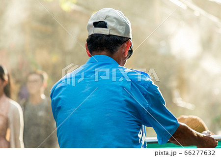 ベトナムホイアンの街に噴射されるミストとシクロ 66277632