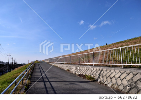 荒川河川敷 新河岸陸上競技場付近 スロープの写真素材