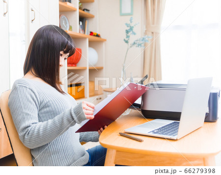 書類を確認する女性　テレワーク　リモートワーク　在宅ワーク　コピースペース　4:3 66279398