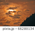 西に傾いた夕方の太陽 66280134