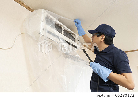 エアコンの清掃をするハウスクリーニングの作業員 66280172