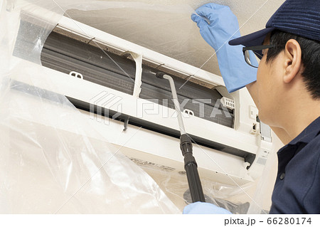 エアコンの清掃をするハウスクリーニングの作業員 66280174