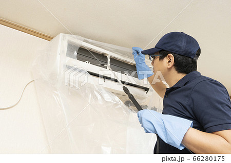 エアコンの清掃をするハウスクリーニングの作業員 66280175
