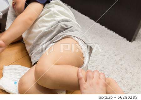 オムツを交換される赤ちゃん 66280285