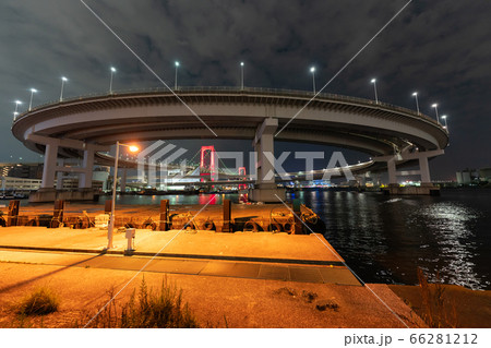 東京アラート発令中のレインボーブリッジ夜景 66281212