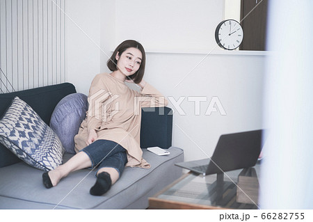 オンラインでコミュニケーションする女性 オンラインでコミュニケーションする女性 66282755