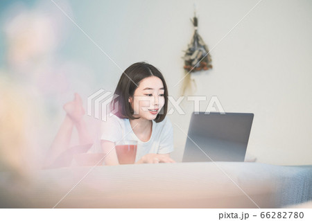 オンラインでコミュニケーションする女性 66282780