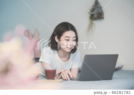 オンラインでコミュニケーションする女性 オンラインでコミュニケーションする女性 66282782