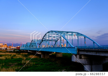 神通大橋と夕暮れの立山連峰 66286557