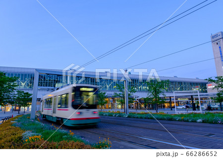 夕方の富山駅と路面電車 66286652