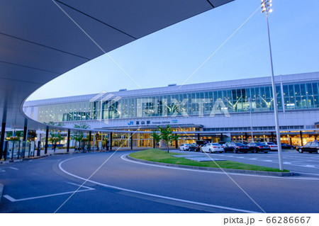 夕暮れの富山駅 66286667