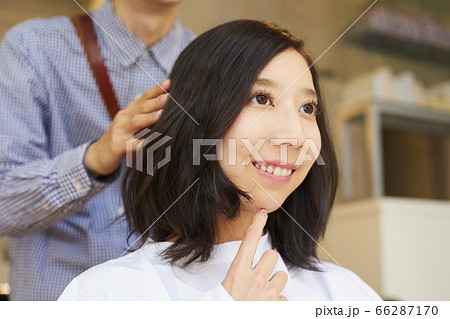 美容室 美容院 若い男性美容師 男女の写真素材